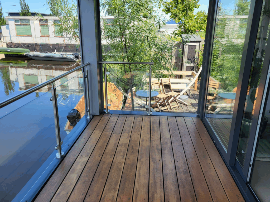 Glazen balustrade op woonboot