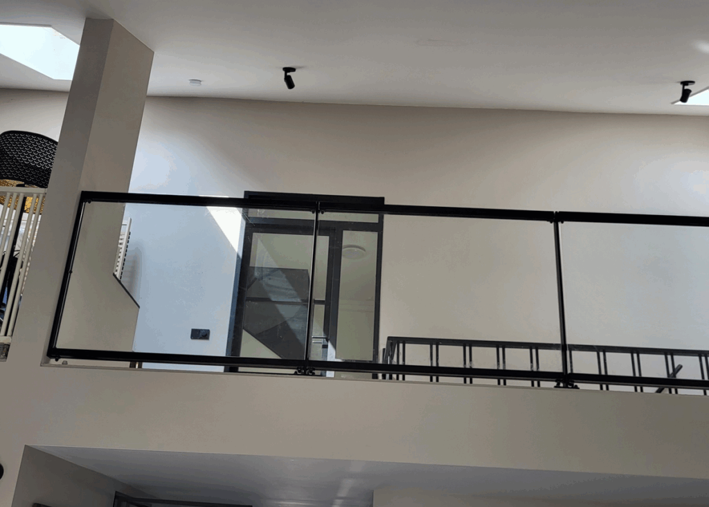 Glazen balustrade voor binnen