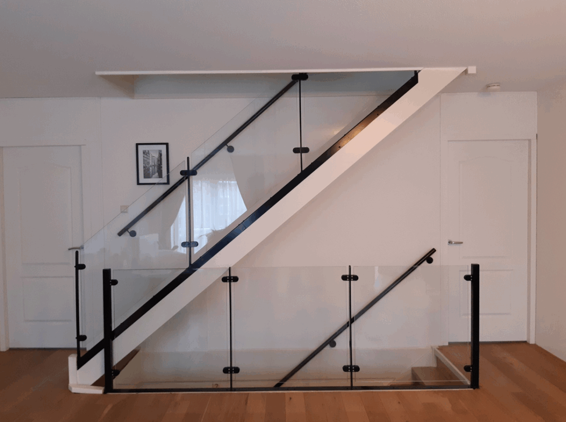 Glazen balustrade voor trap