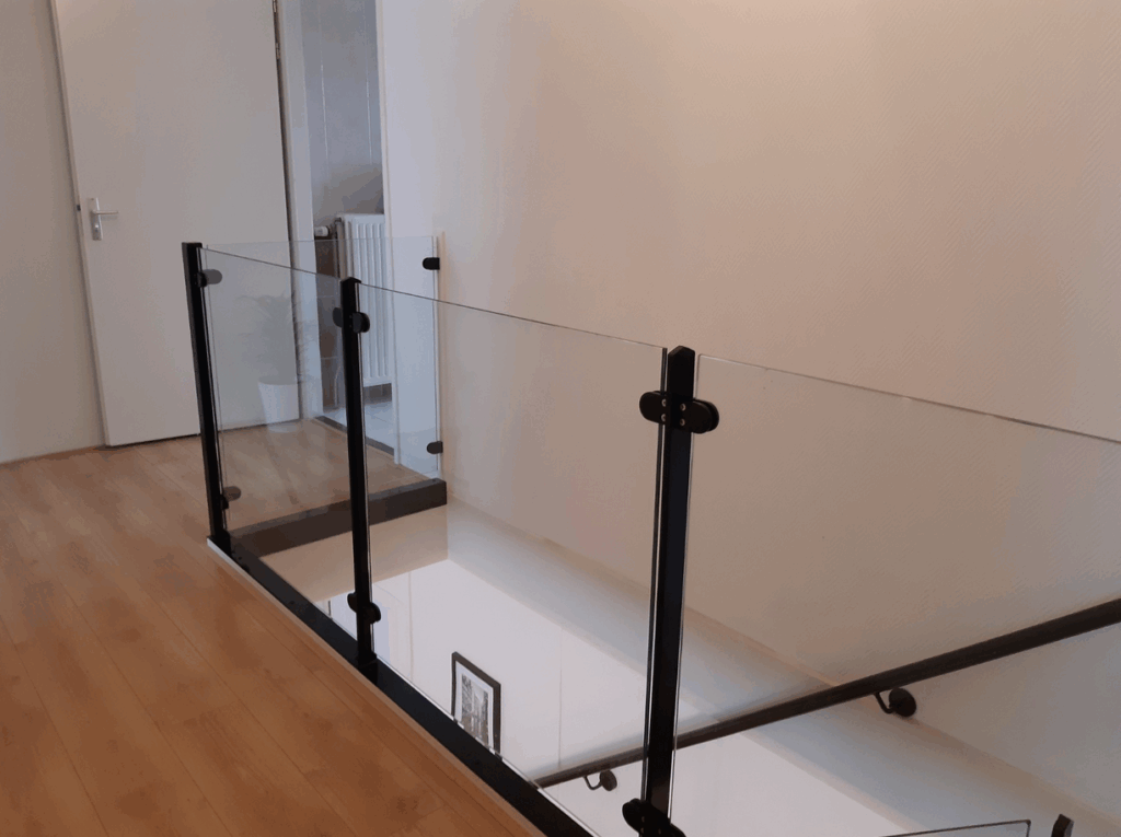 Glazen balustrade voor trap