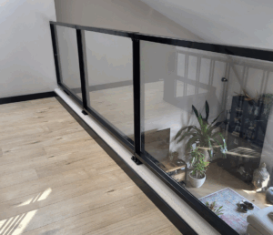 Glazen balustrade voor vide