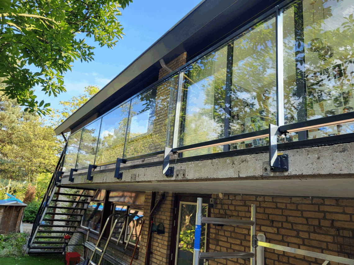 Glazen balustrades laten plaatsen