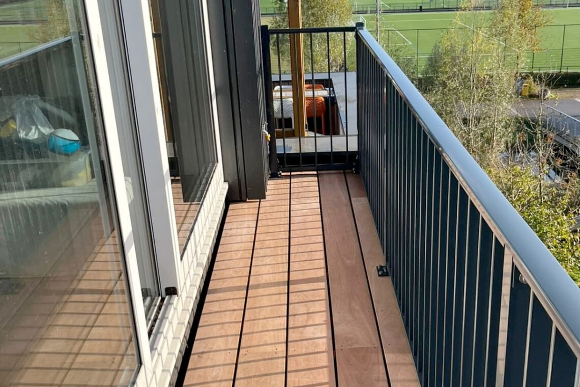Hek op balkon aanbrengen