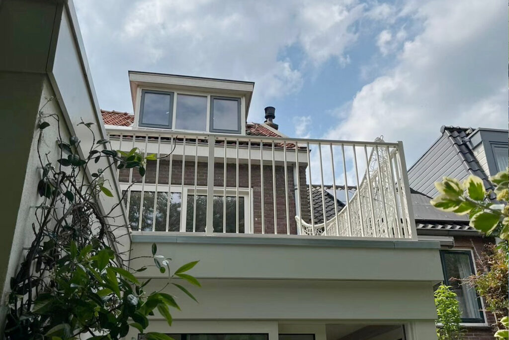 Hek op balkon aanbrengen