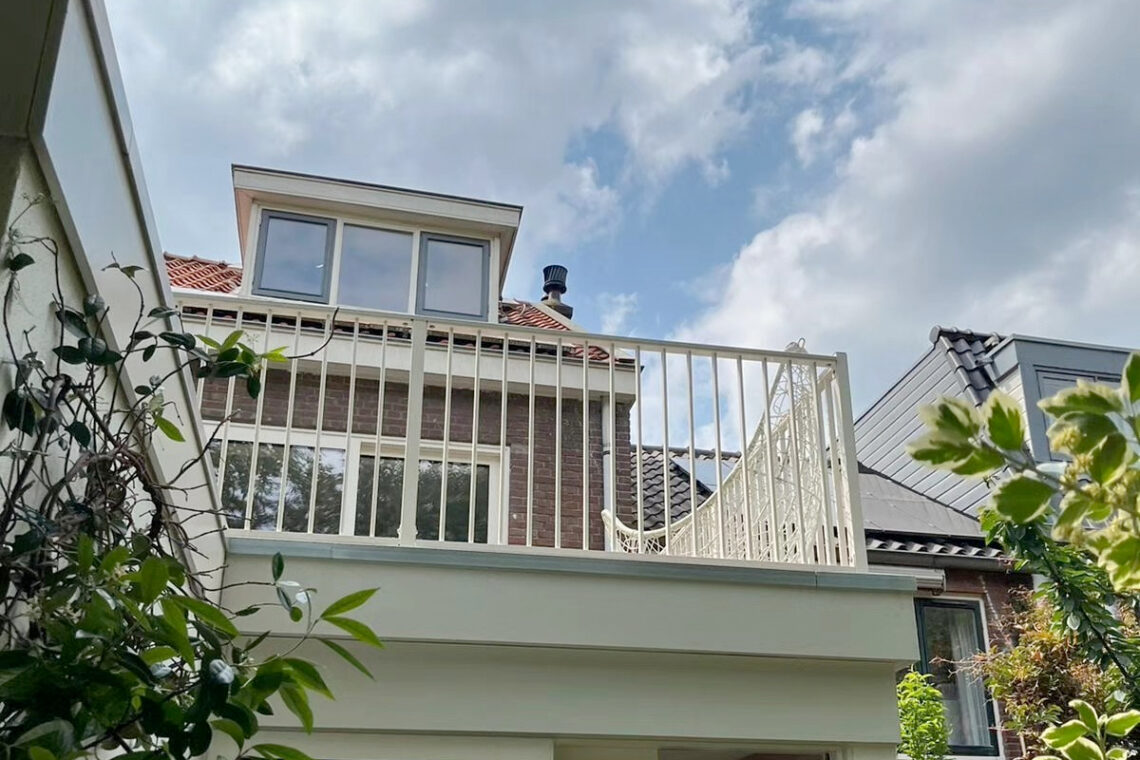 Hoe heet een hek op een balkon?