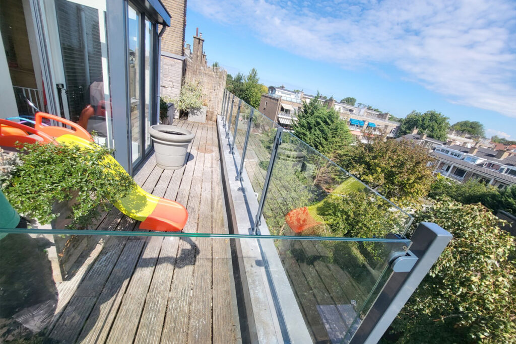 Kun je een balkonhekwerk met glas zelf plaatsen