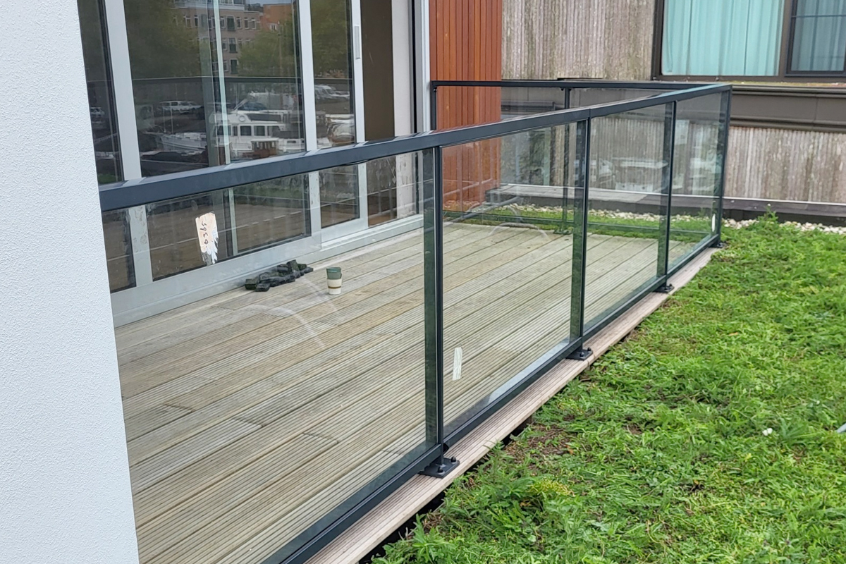 De voordelen van een balkonhekwerk met glas