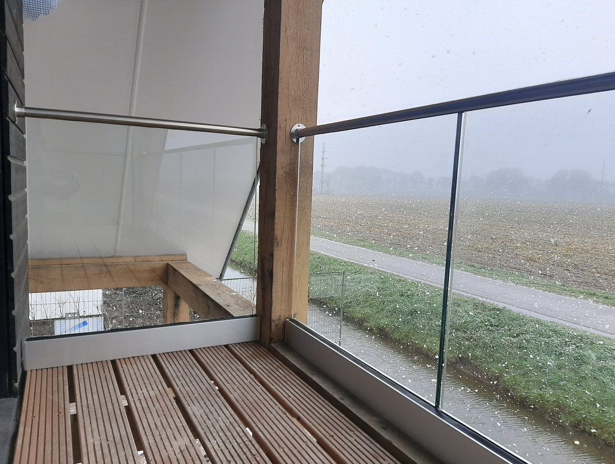 Wat is een glazen balustrade systeem?