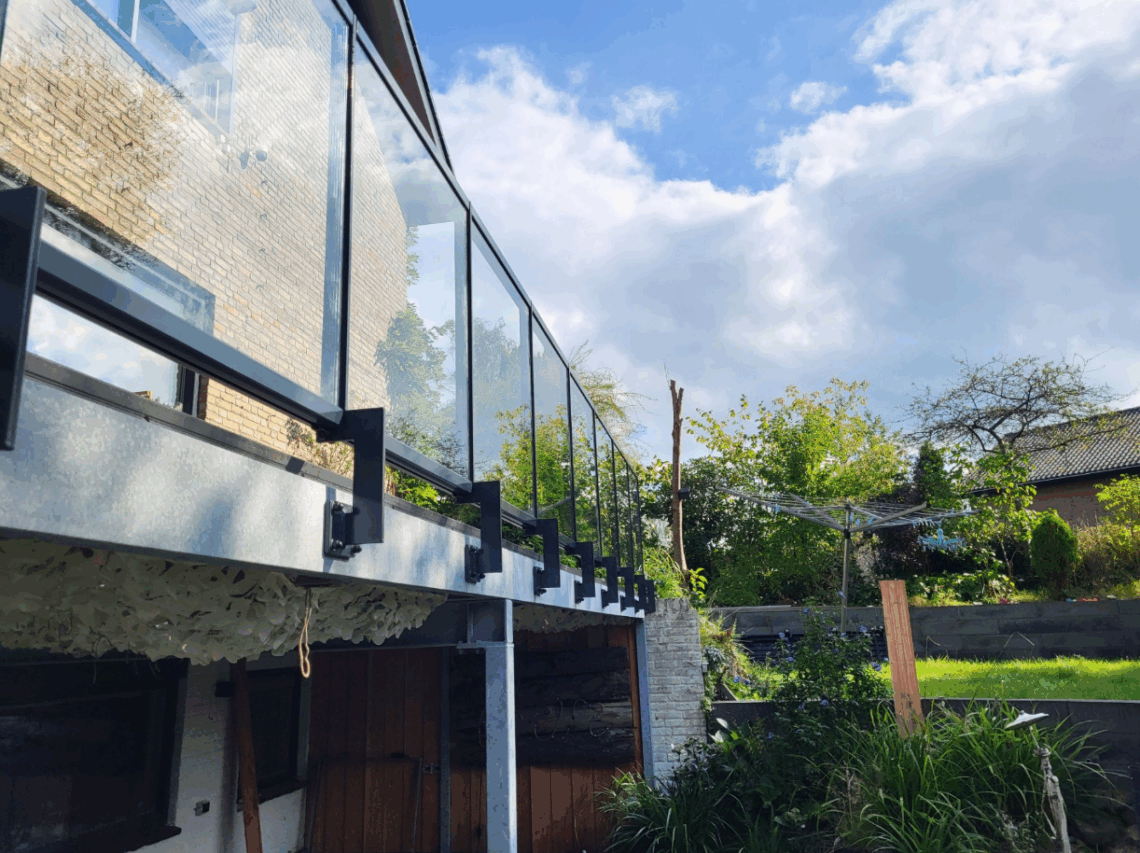 Zelf een glazen balustrade monteren