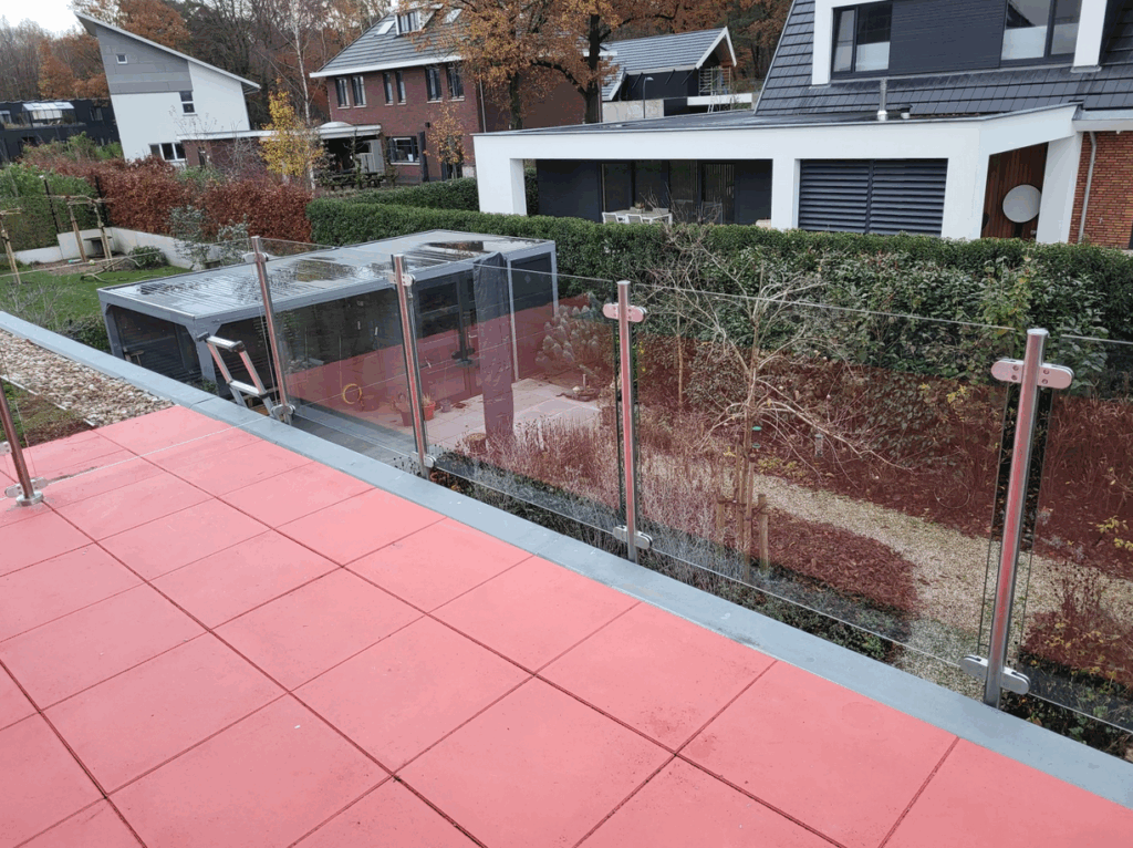 Balkonhek met glas bevestigen