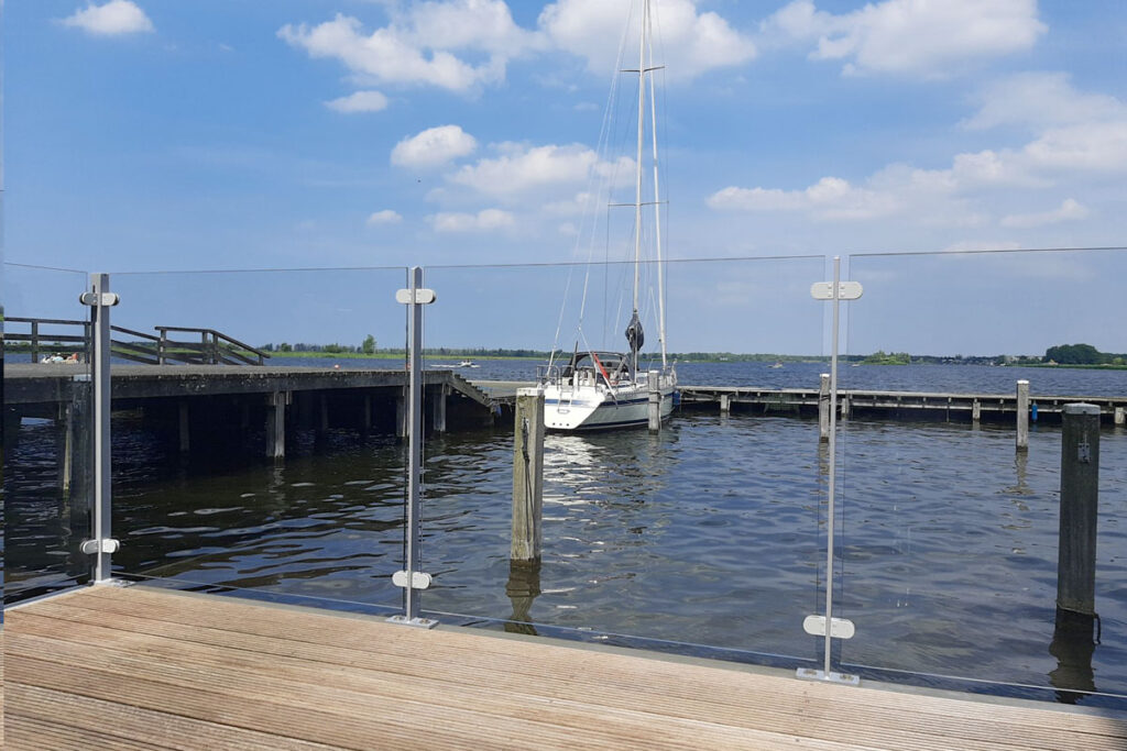Balkonhek met glas op maat