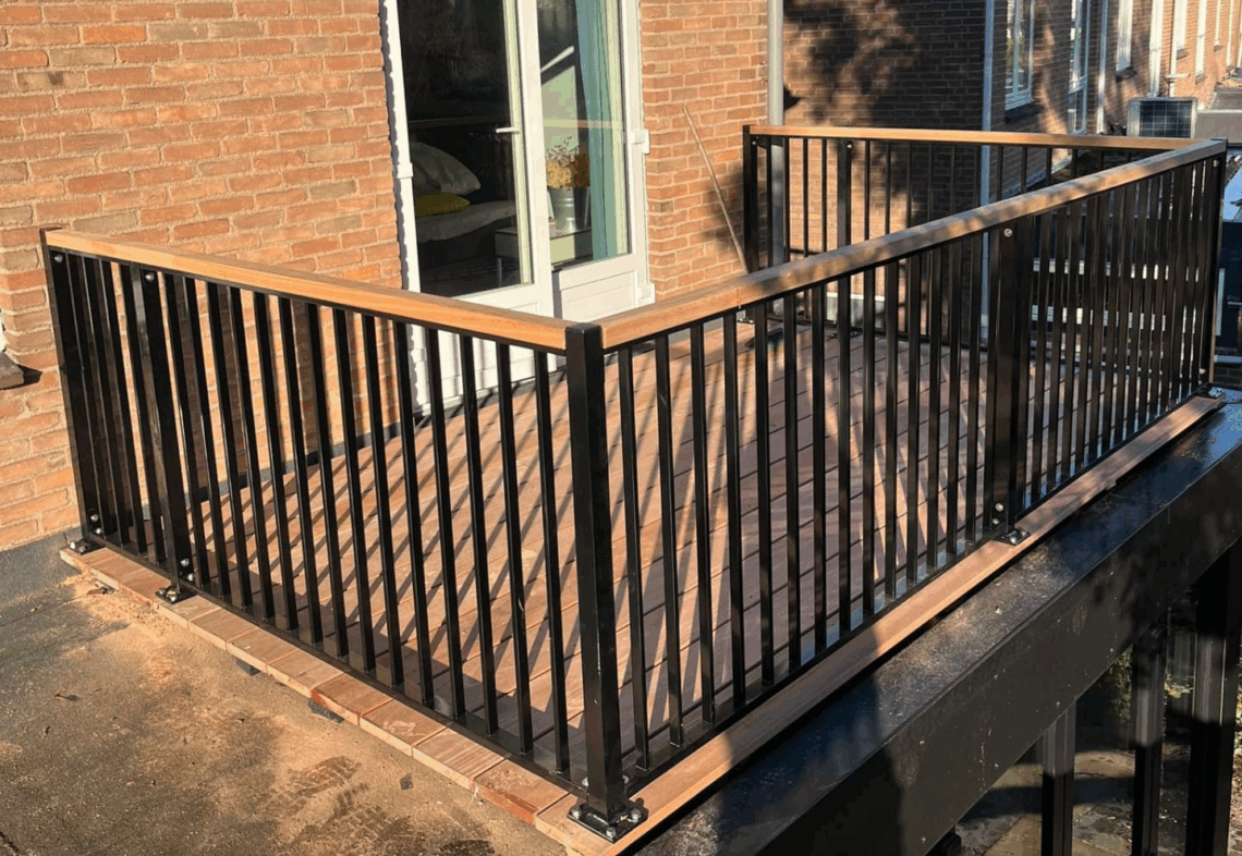 Balkonhek met houten handreling