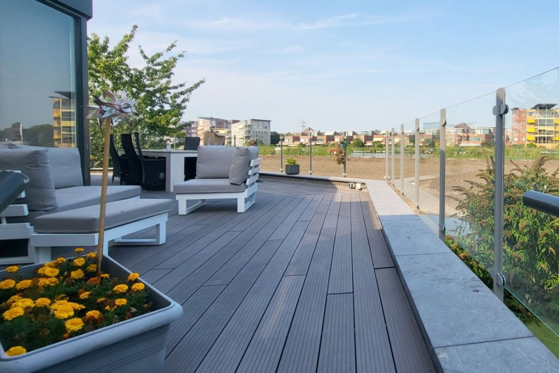 Glazen balustrade rond een dakterras