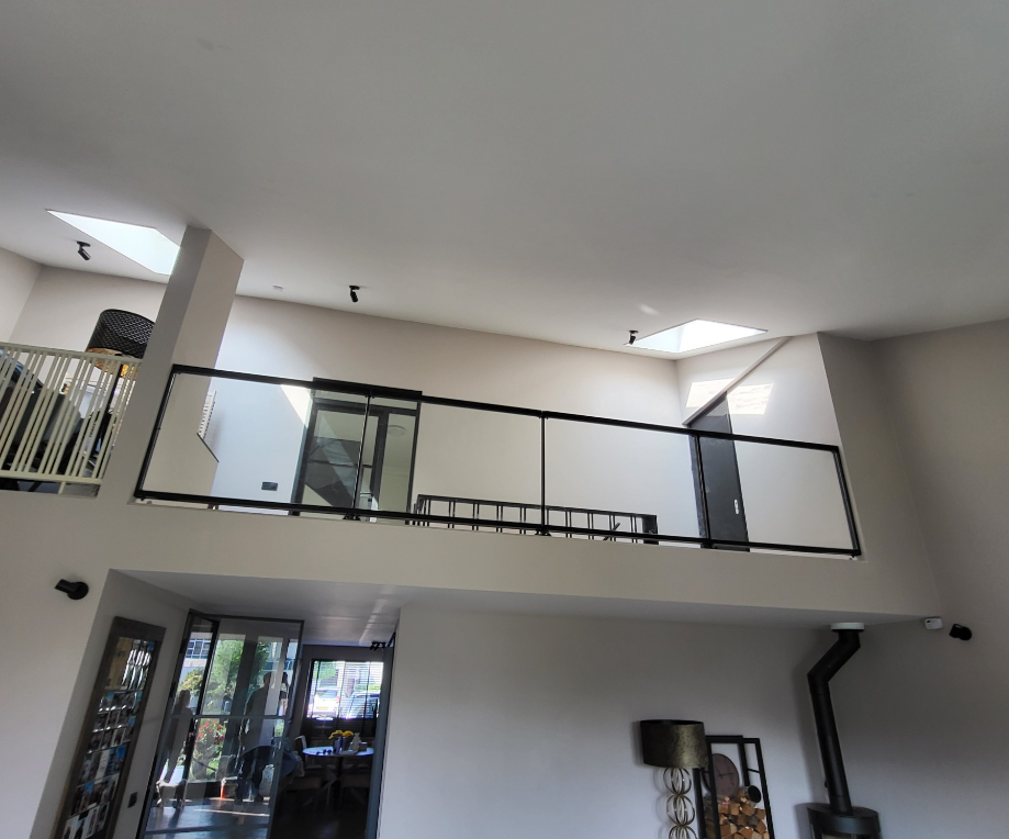 Glazen balustrade op vide plaatsen