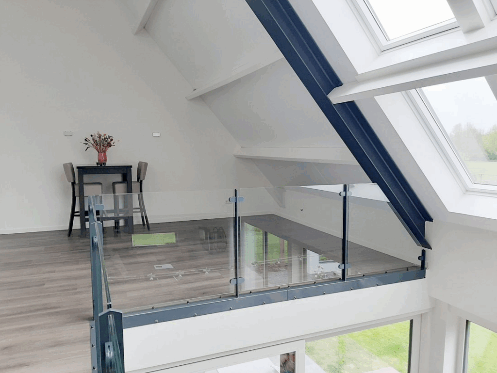 Glazen balustrade op vide plaatsen