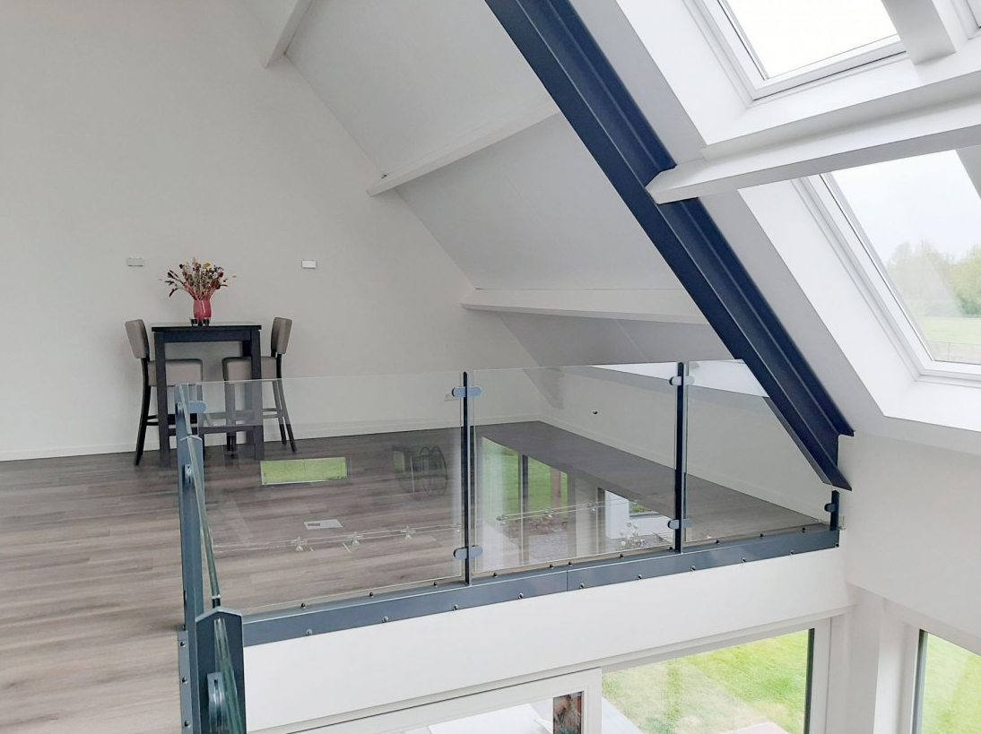 Glazen balustrade op de overloop: modern, veilig en stijlvol