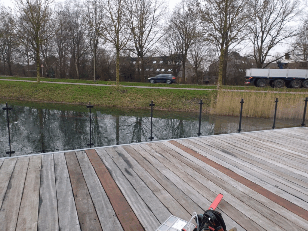 Glazen balustrade rond terras aan het water