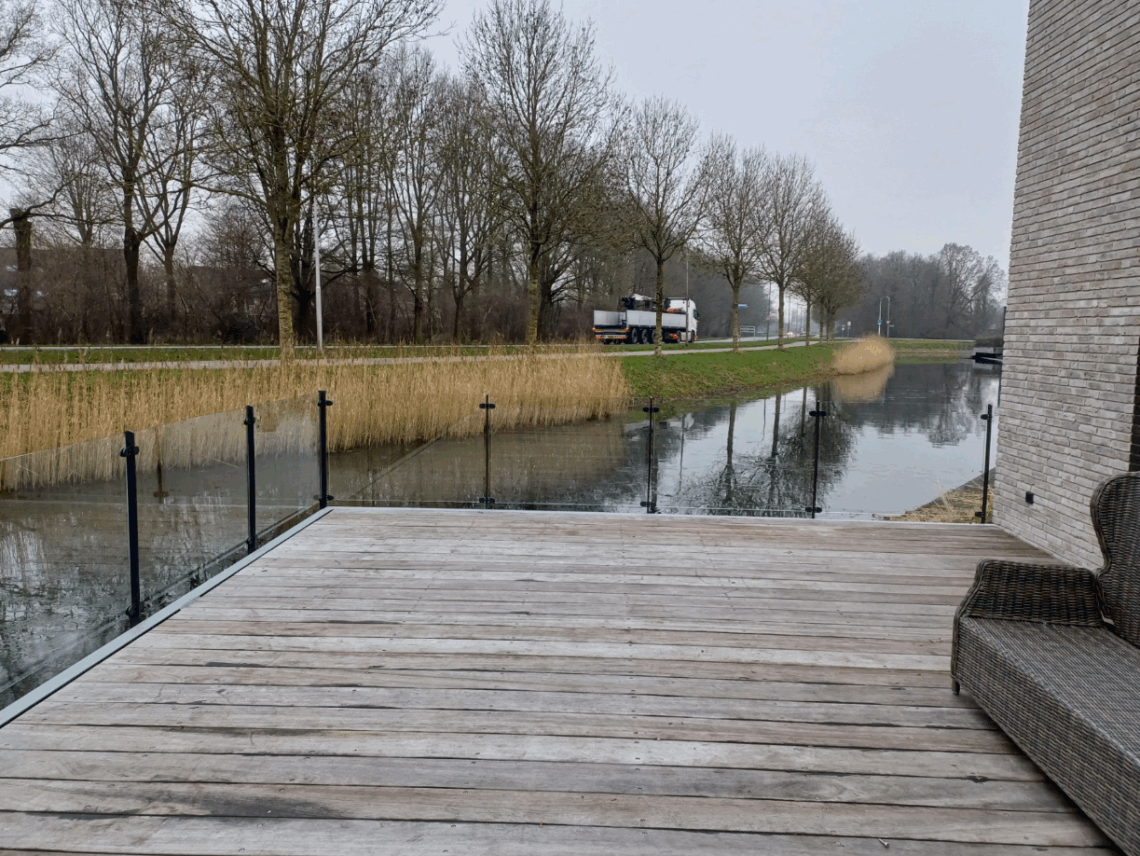 Glazen balustrade rond terras aan het water