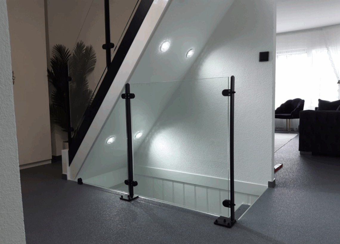 Glazen balustrade trap
