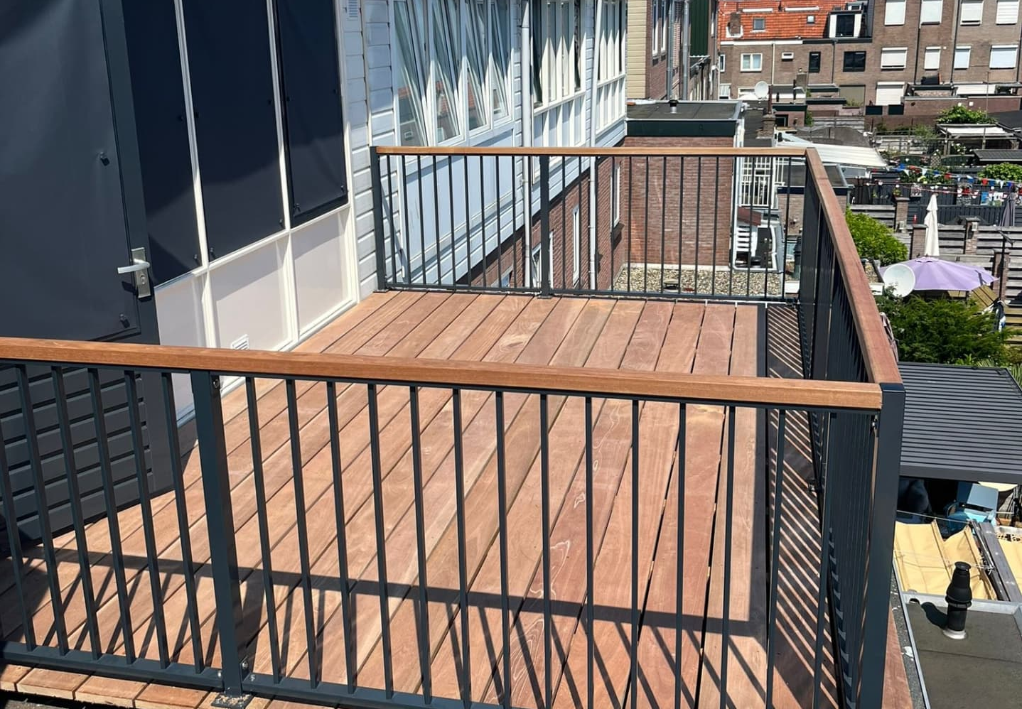 Houten reling op balkonhek laten maken