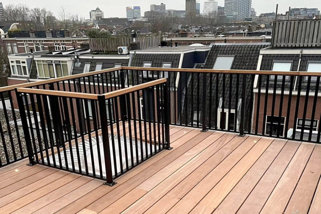 Houten vlonder op dakterras