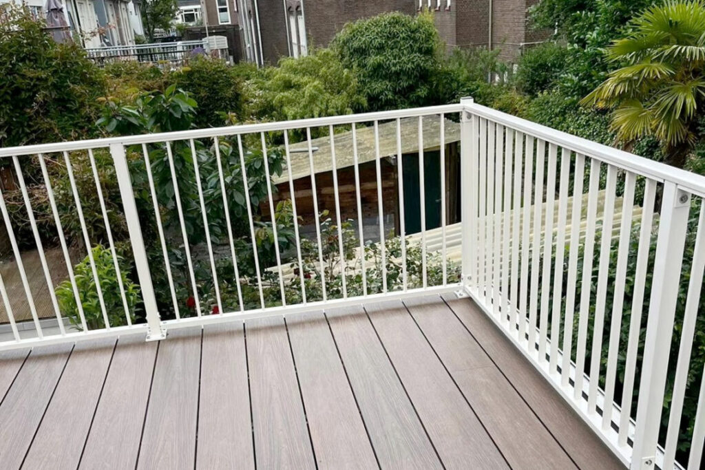 Terras hekwerk laten plaatsen