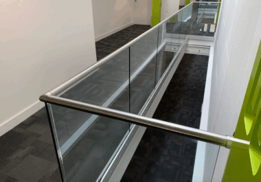Vide balustrade met glas