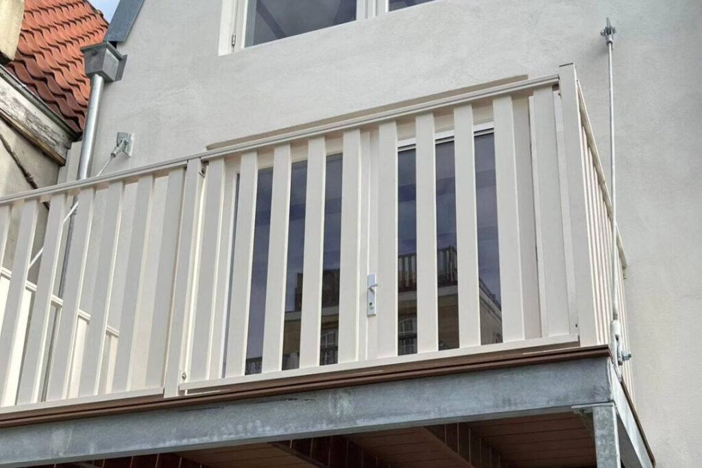 Witte balkonhekken