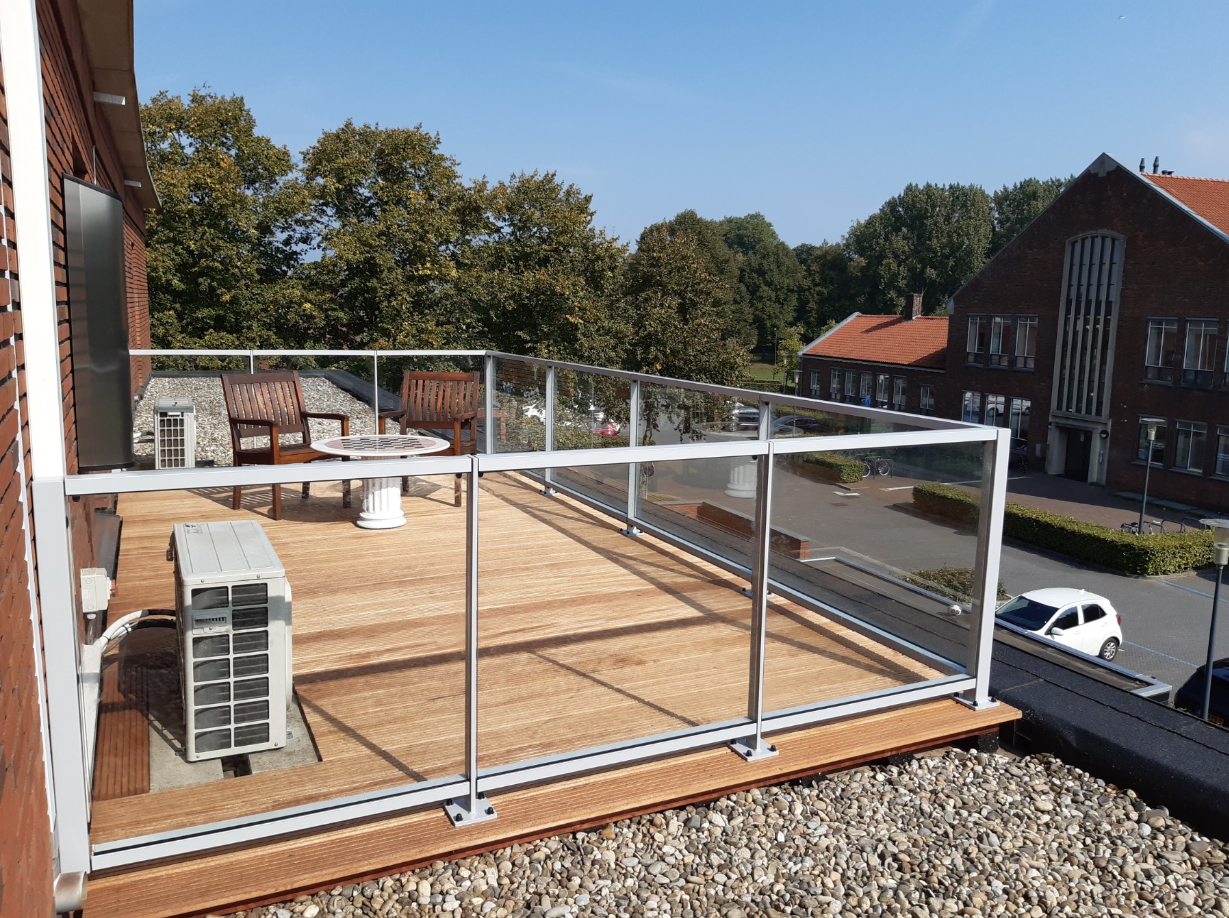 Dakterras met glazen hekwerk