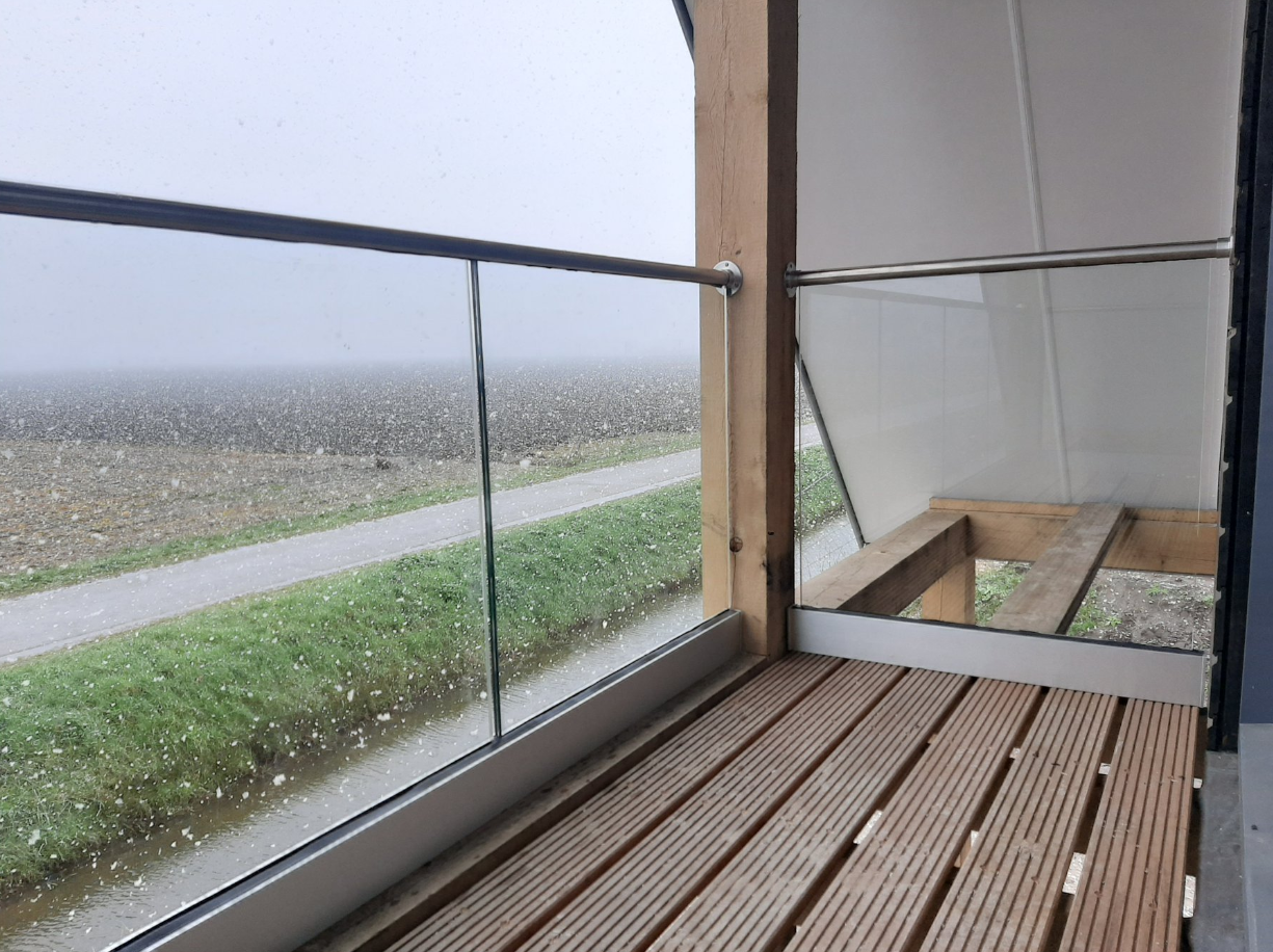 Glasprofiel balustrade op een balkon