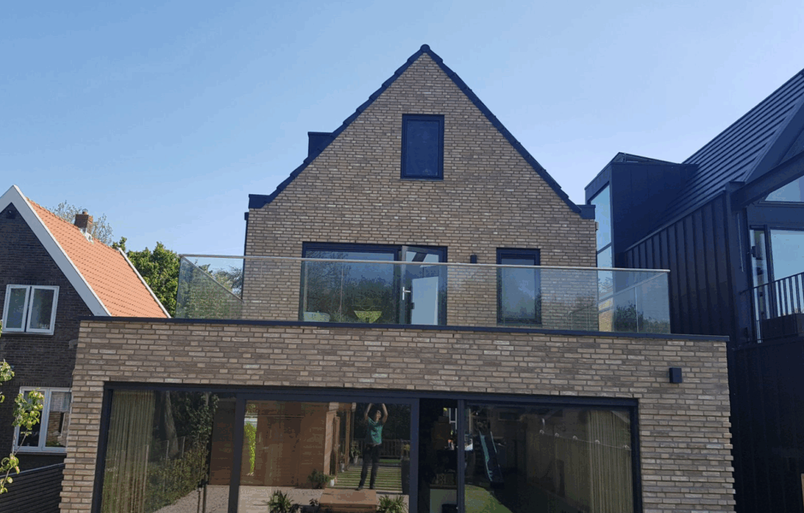 Glazen balustrade op aanbouw