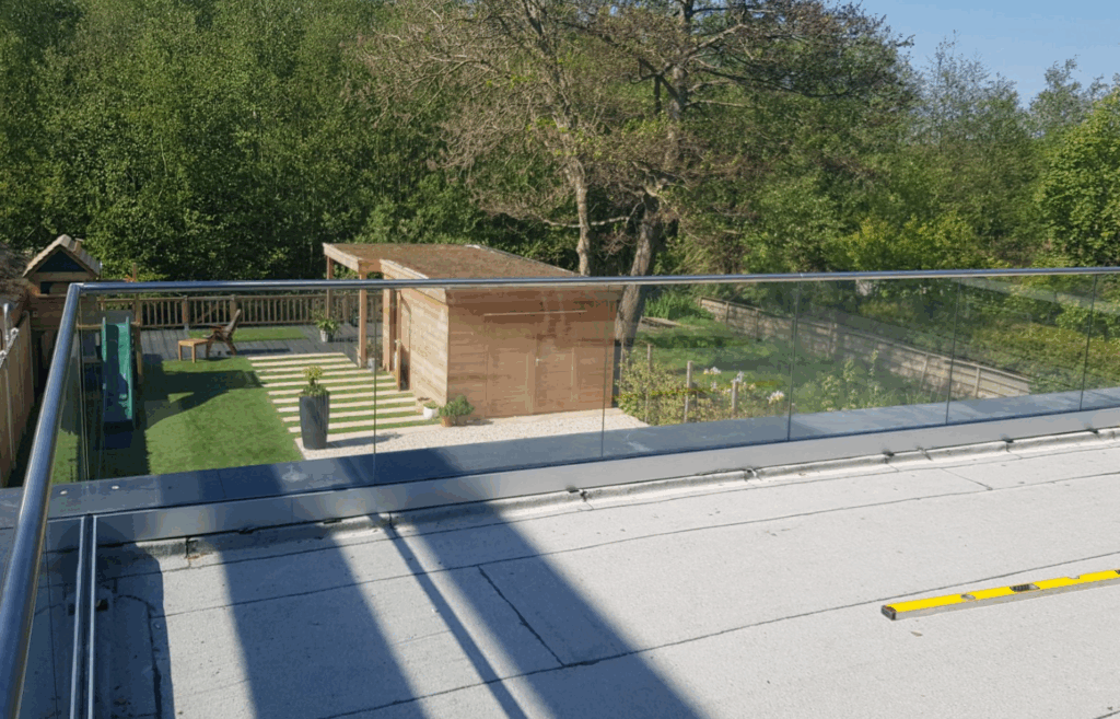Glazen balustrade op aanbouw