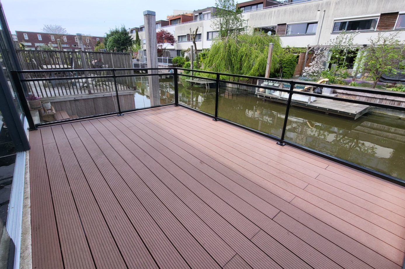 Glazen balustrade op terras laten plaatsen