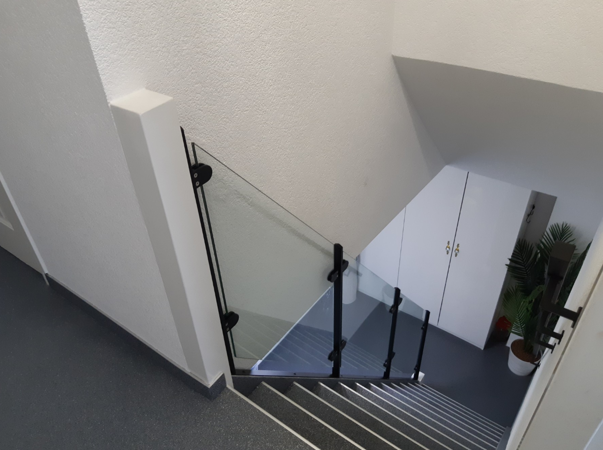 Glazen balustrades als trapleuning