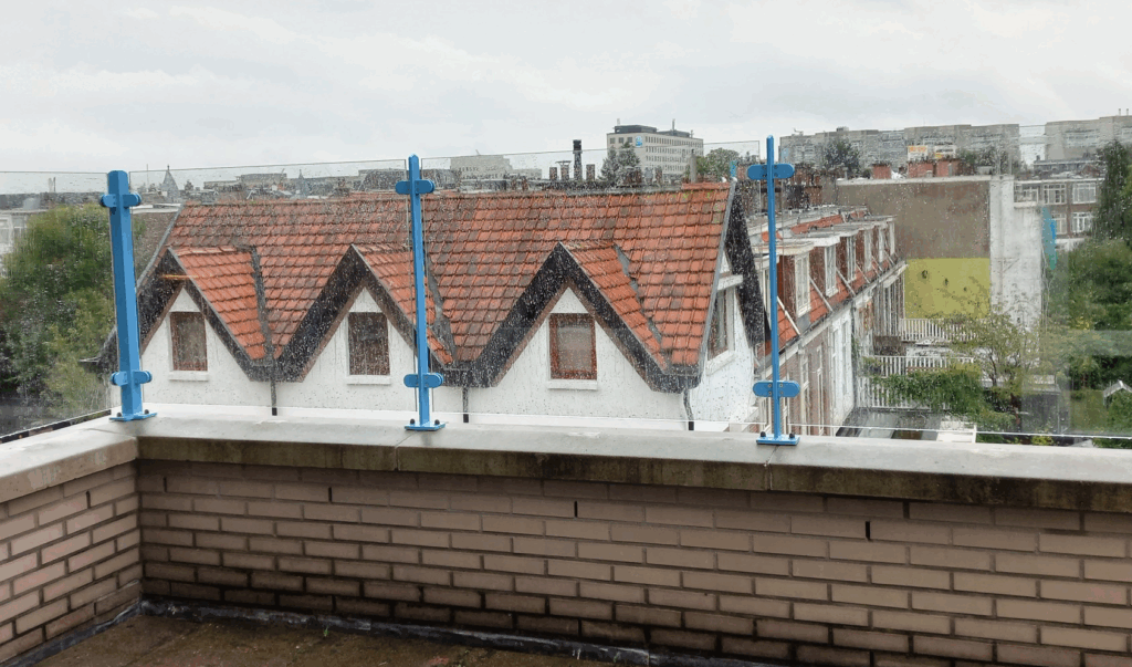 Glazen balustrades blauw gepoedercoat