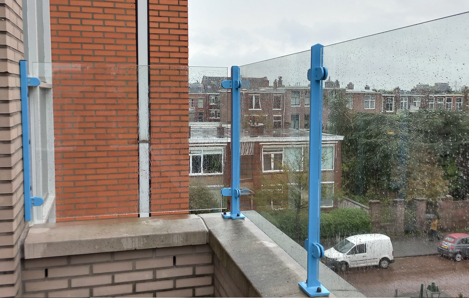 Glazen balustrades in de kleur blauw gepoedercoat