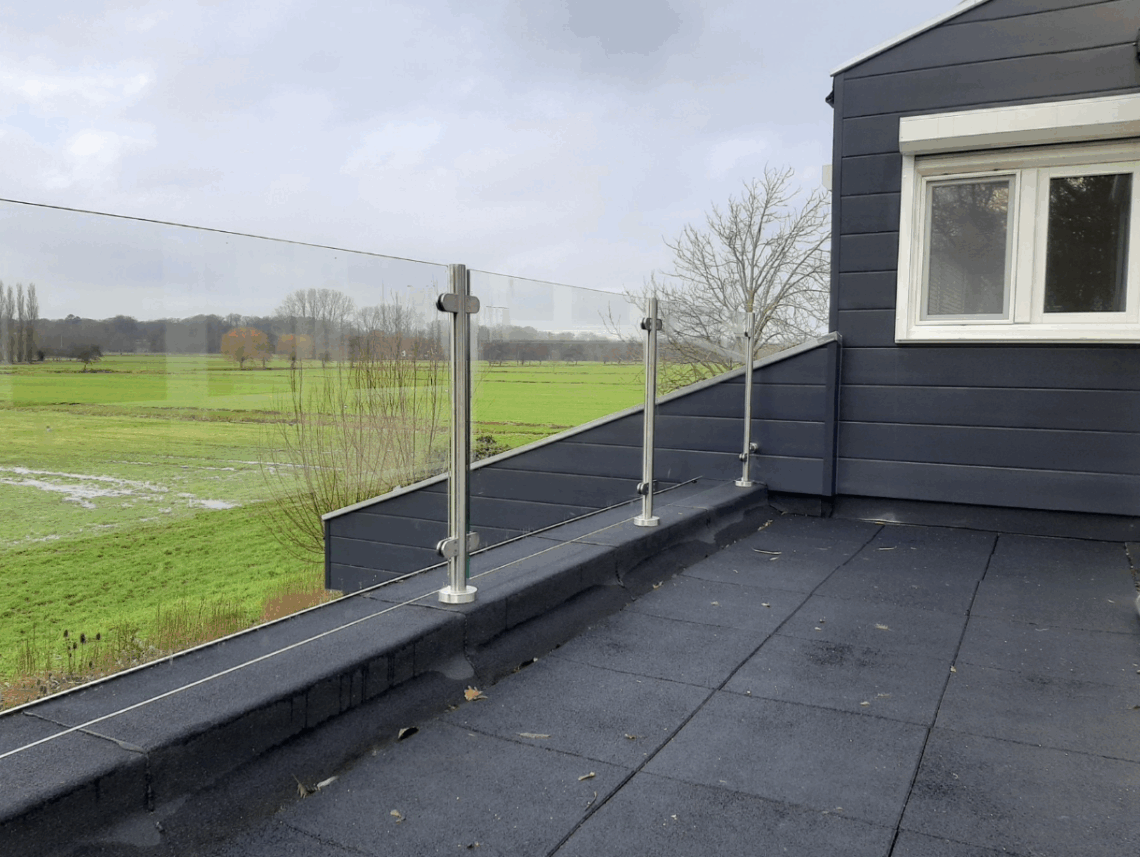 Glazen balustrades met rvs staanders
