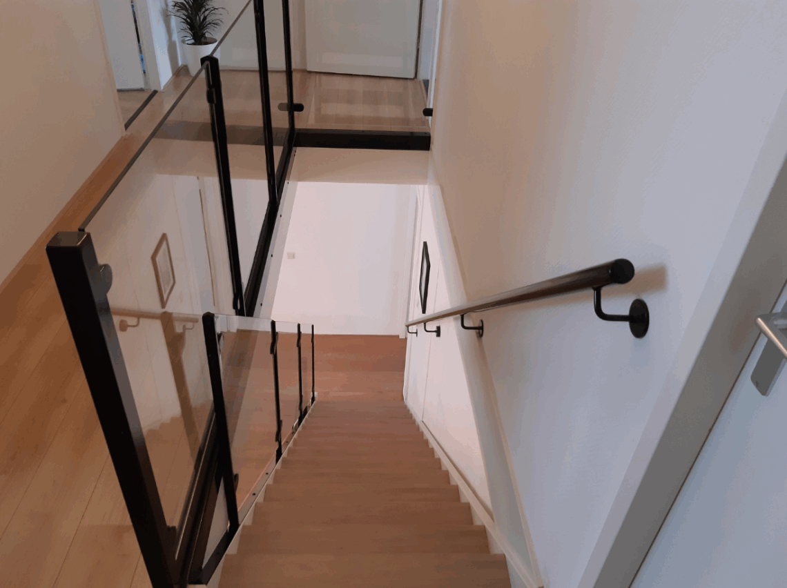 Hekwerk met glas langs trap