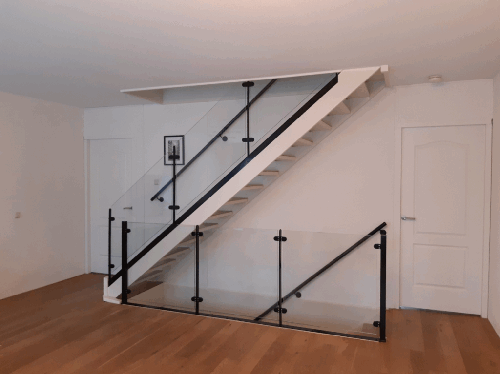 Hekwerk met glas langs trap