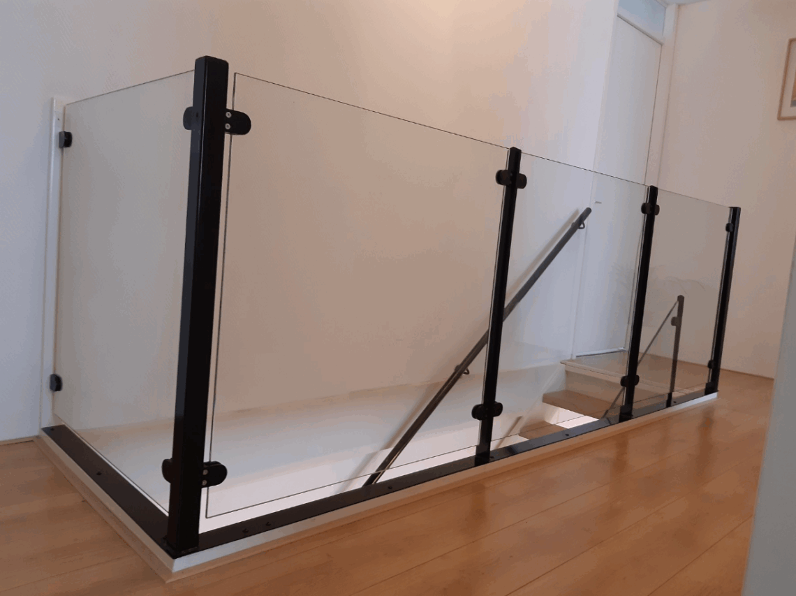 Hekwerk met glas om trapgat plaatsen
