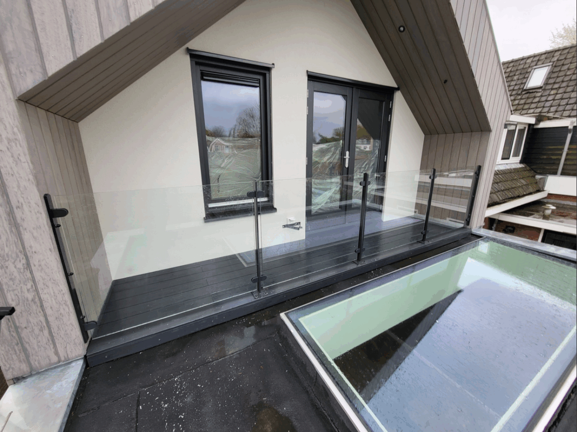 Hekwerk met glas op balkon plaatsen