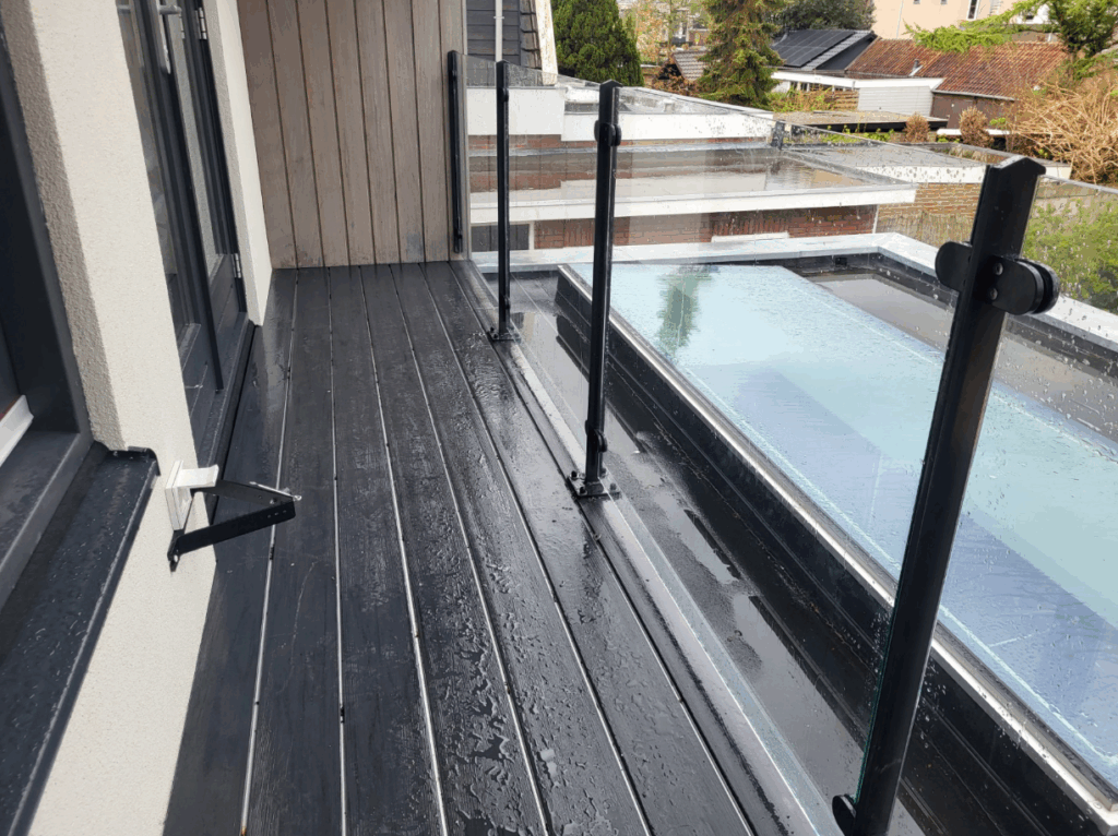 Hekwerk met glas op balkon plaatsen