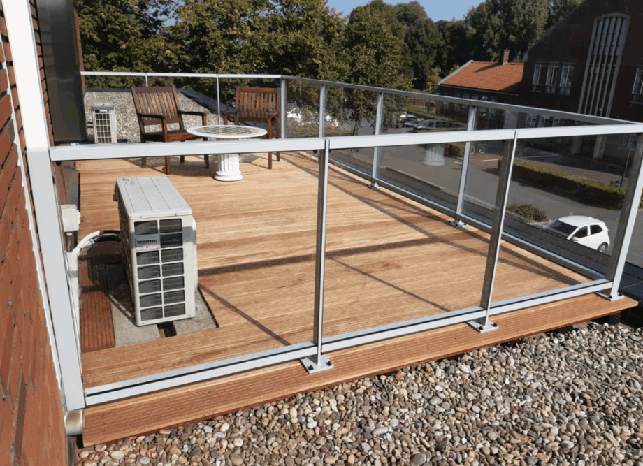 Hekwerk met glas op dakterras plaatsen