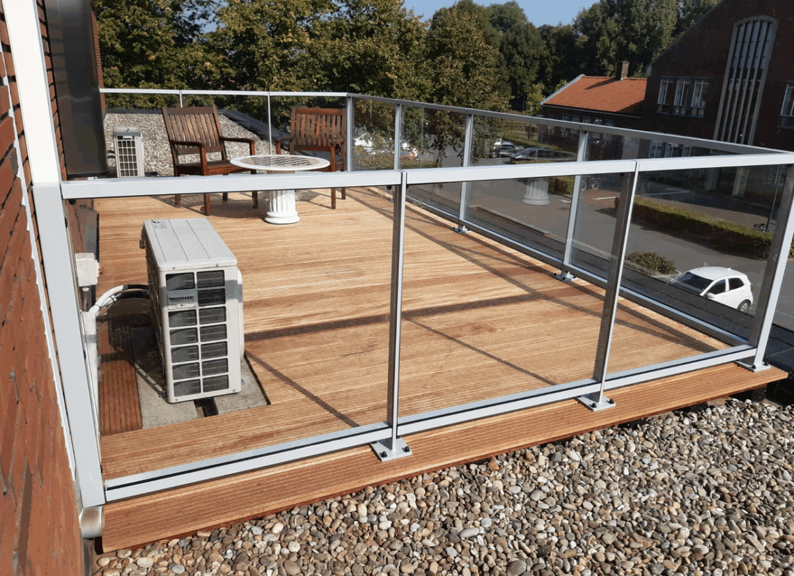 Een hekwerk met glas op een dakterras plaatsen