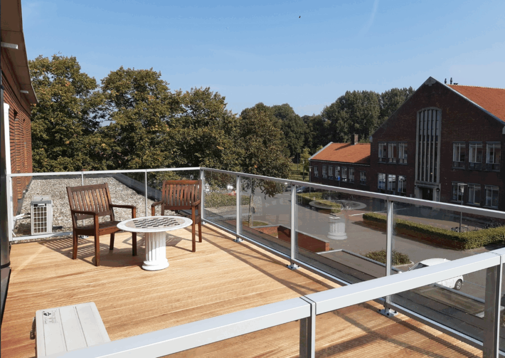 Hekwerk met glas op dakterras plaatsen