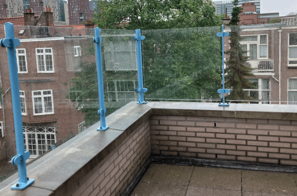 Hekwerk met glas op muurtje