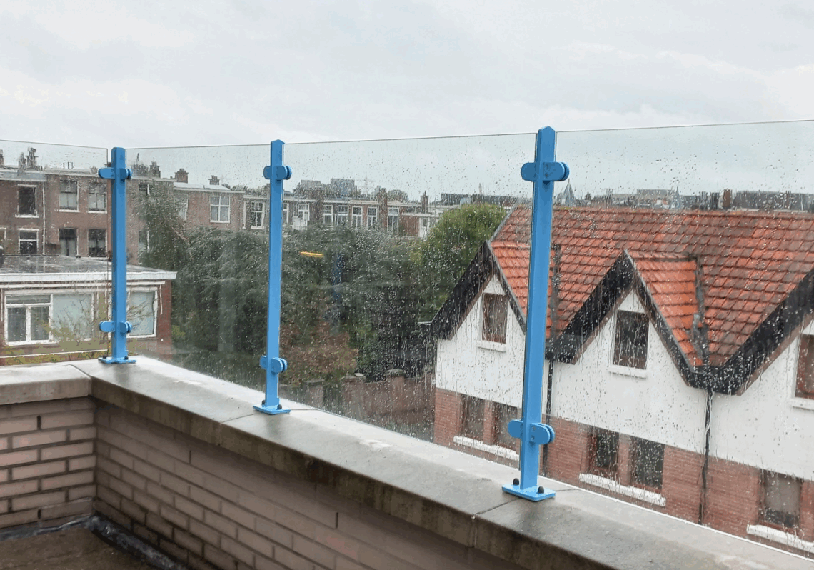 Hekwerk met glas op muurtje