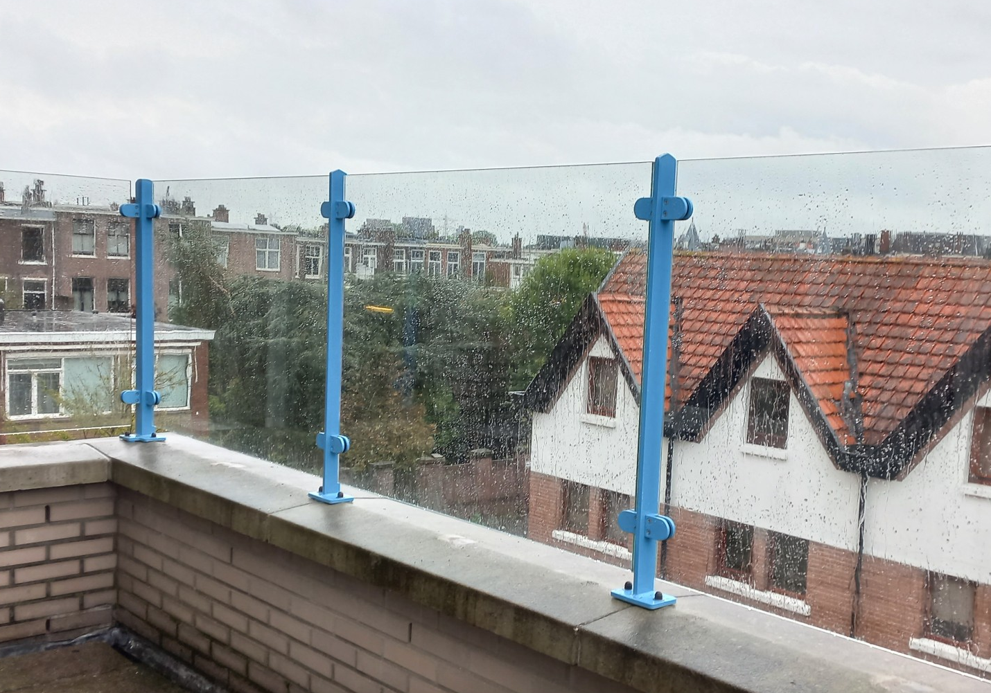 Hekwerk met glas op muurtje
