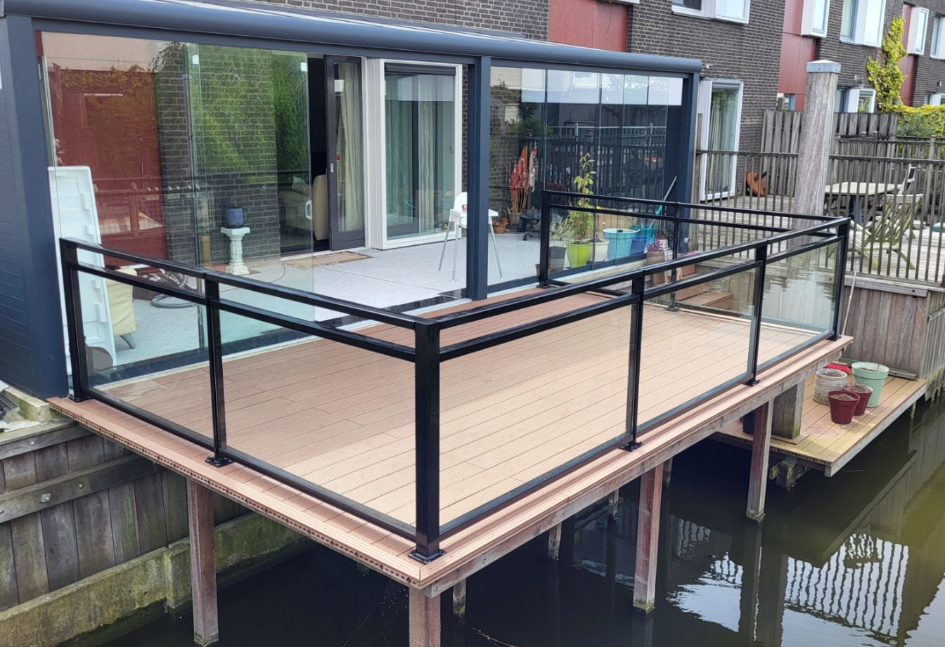 Hekwerk met glas voor terras