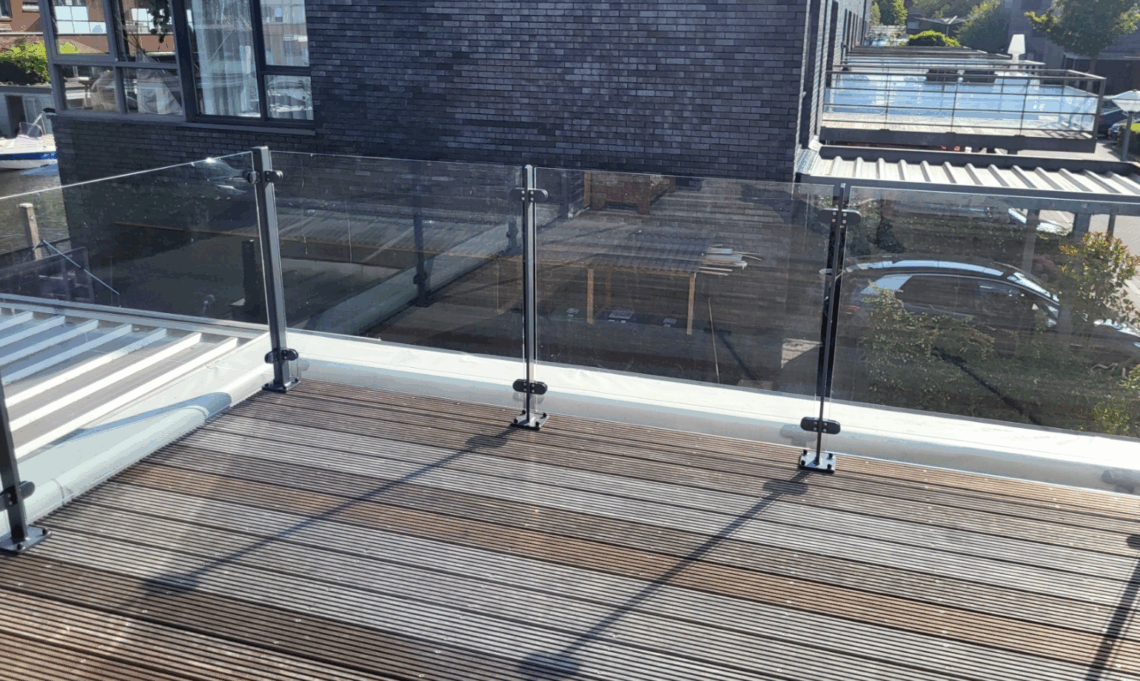 Hekwerk met glas op vlonder plaatsen